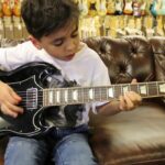 🎸🌟 Descubre cómo enseñar a tocar la guitarra a un niño de 8 años 🌟🎸