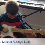 🎸 Descubre la mejor opción de guitarra eléctrica infantil para los futuros rockeros 🤘