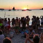 🎶 Descubre los tambores hippies de Ibiza: la vibrante esencia musical de la isla 🌴